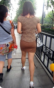 超短裙少妇身材十分丰满