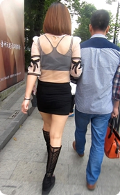 性感丰满少妇纱织上衣很透的说