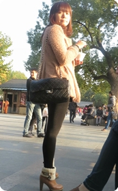 高跟体形裤美眉一枚