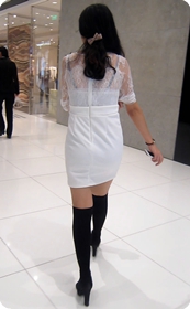 美女穿的好性感,胸罩都露出来了