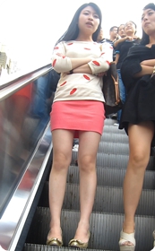 穿短裙的少妇,街拍被她发现了噢