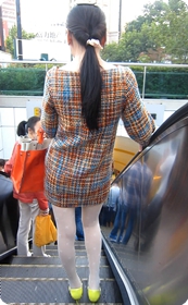 超短裙白色丝袜,好想上去摸一把