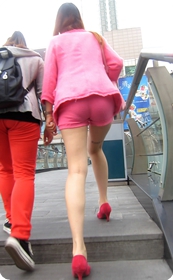 粉红色小热裤美女,小翘臀十分诱人