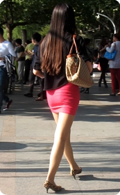 丰满型美眉红色超短裙展现臀部轮廓完美无疑