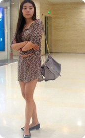 街拍身材高挑的短裙可爱美眉