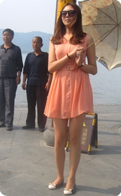 街拍前凸后翘的粉红色连衣裙美眉十分性感