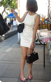 看看这个白色连衣裙少妇,合你胃口吗