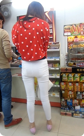 白色紧身牛仔裤美眉,屁股翘的很