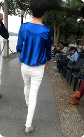 白色牛仔裤高跟少妇,身体轮廓很赞