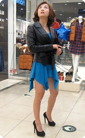 蓝色短裙少妇,裙子摆起来若隐若现十分诱人