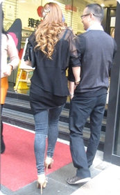 街拍,长腿紧身牛仔裤少妇,身材超赞的