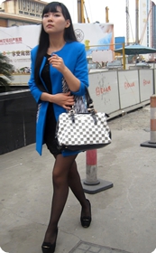 短裙黑丝高跟美眉,笑起来真甜美