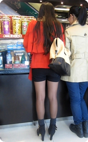 黑丝高跟美眉在排队买东西身材一览无遗