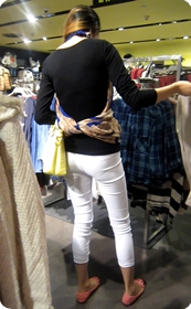 身材超赞的白色牛仔裤少妇,有没有欲望来一发