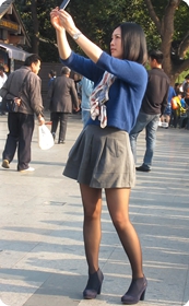 短裙黑丝少妇,身材好相貌赞