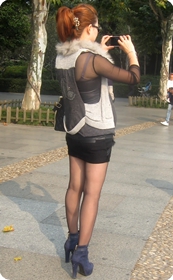 街拍皮质紧身短裙,黑丝少妇眼镜娘
