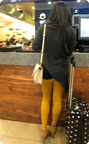 街拍紧身裤少妇身体的轮廓都要被看光了