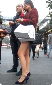 街拍性感齐比小热裤少妇,美腿高跟