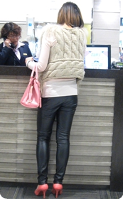 紧身皮质长裤少妇,这身材绝对32个赞