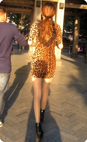 高挑型长腿美女,豹纹超短连衣裙十分性感
