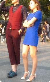 性感长腿美女裙子太短了,打底裤都看到了