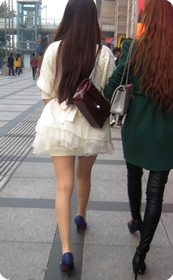 街拍蓬蓬短裙美眉,性感美腿格外吸引人