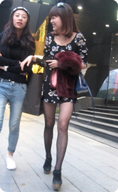 黑丝超短连衣裙少妇这裙子真的不能再短了