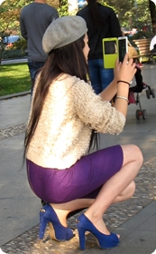 街拍超会摆POSE的性感短裙少妇