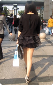 性感蓬蓬裙美腿美眉,长发披肩特显清秀