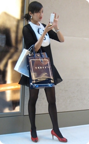 性感高跟黑丝美眉,与白丝美眉一起逛街