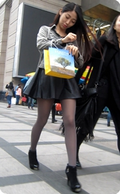 性感短裙美眉带来给你的黑丝诱惑