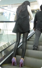 皮质长裤美眉身材曲线还是不错滴