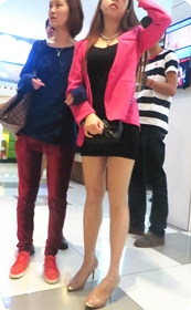 性感长腿超短裙美眉,腿白的感觉能捏出水来,穿着肉丝噢