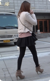 黑色短裙美眉走起路来真的很性感