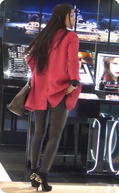 身着紧身皮质长裤少妇身材蛮赞的