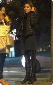 在路边等着的一对美女,还不错的进来看看吧