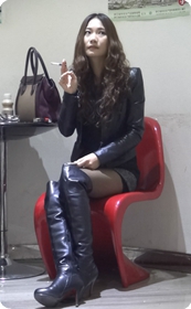 黑色小热裤美眉抽起烟来的样子特销魂的