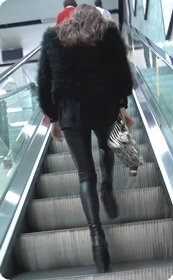 性感高挑少妇,紧身长裤性感撩人