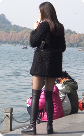 街拍,黑色丝袜少妇在西湖边游玩
