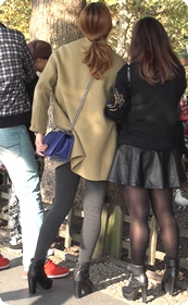 街拍,紧身裤美眉黑丝美眉在路边有说有笑的