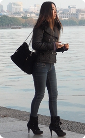 有点肉感的牛仔裤美眉,相貌很漂亮