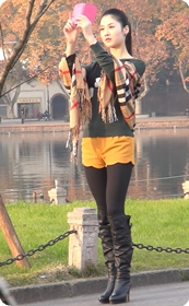 街拍黑丝热裤美女,清秀一样可以性感