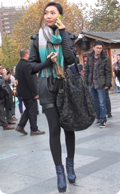 身着黑色小热裤紧身裤少妇,妩媚撩人的身姿超级赞