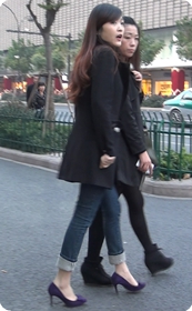 街拍牛仔长裤美女,长发披肩舞弄风搔