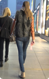 高挑长腿外国妞,紧身牛仔裤十分性感