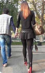 街拍短裙紧身裤少妇,黑丝高跟十分性感