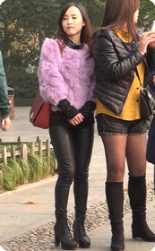 紧身皮质长裤美女,身材超级赞