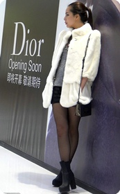 超性感爱玩自拍的小热裤黑丝美眉