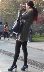 正在逛西湖的娃娃脸少妇身材丰满迷人