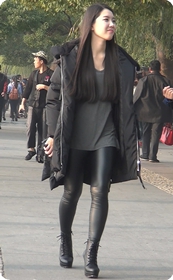 皮质紧身长裤美女,笑起来还特别甜